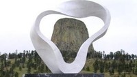 Terdapat patung Circle of Sacred Smoke di kawasan wisata Menara Setan (National Park Service)