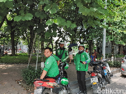 Aksi Abang Ojek Go-Viet Menelusuri Jalanan Hanoi