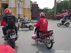 Aksi Abang Ojek Go-Viet Menelusuri Jalanan Hanoi