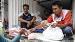Warga Antre Sembako Murah KJP di Cilincing