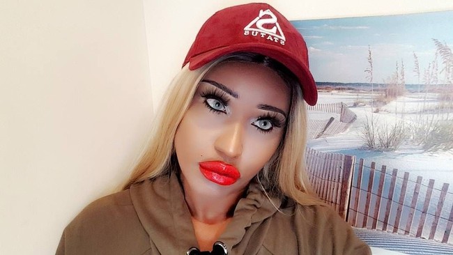 Cindy mengaku sering menerima bully karena penampilannya yang terlalu seksi dan glamour.  Foto: Instagram (@ iamdiamonddoll)