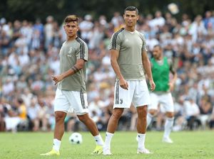 Via WhatsApp, Cristiano Ronaldo Nasihati Paulo Dybala soal MU
