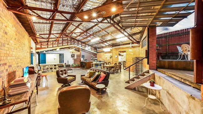 Bagian dalam gudang sangat kontras dengan eksteriornya yang sederhana. Adalah sebuah rumah bergaya industrial dengan sentuhan rustic yang kental. Foto: Dok. Bored Panda