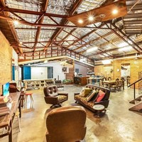 Bagian dalam gudang sangat kontras dengan eksteriornya yang sederhana. Adalah sebuah rumah bergaya industrial dengan sentuhan rustic yang kental. Foto: Dok. Bored Panda