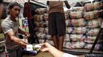 Warga Antre Sembako Murah KJP di Cilincing