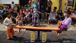 Warga Antre Sembako Murah KJP di Cilincing