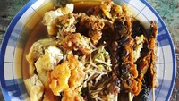 Komposisi komplet lontong balap. Lontong, tahu goreng, tauge, kerupuk, sambal petis dan lento. Foto : Instagram @dapurlarose
