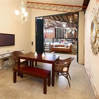 Perpaduan elemen kayu, metal dan semen menampilkan perpaduan menarik antara gaya klasik dan modern. Membuat rumah ini sangat unik. Foto: Dok. Bored Panda