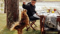 Berlibur ke Punakha di Bhutan, Indra memilih sarapan dengan konsep di tengah alam. Ada orange juice dan roti yang siap dibagikan Indra untuk anjing peliharaan yang berada di sana. Foto: Instagram @indprw