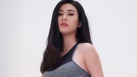 Stevie Agnecya ketika sibuk mengecilkan bagian pahanya setelah melahirkan. Foto: dok instagram
