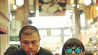 Salah satunya ini. Buah yang sedang ia minum bersama Opi, rekan sesama sutradaranya dijadikan menu penghilang dahaga saat mereka berada di Nikishi Market, Jepang. Foto: Instagram jokoanwar