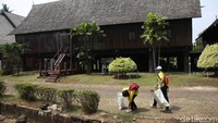 Para relawan menyelusuri anjungan ke anjungan untuk membersihkan sampah.
