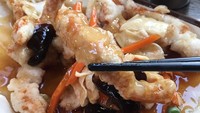 Tangsuyuk, hidangan Cina-Korea yang rasanya manis asam. Di Korea, hidangan ini berupa potongan daging babi yang digoreng dan diberi saus asama manis. Sajian ini biasa disandingkan dengan jjajangmyeon. Foto: Instagram ooolunasolooo