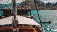 Berlibur di Pulau Komodo dengan kapal pesiar, Indra tampil kasual dengan camilan gurih yang menemaninya menikmati keindahan alam Indonesia. Foto: Instagram @indprw