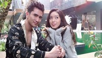 Gaya lucu Natasha Wilona bersama dengan sang kekasih, Verrell Bramasta yang tampil cool. Foto: dok instagram