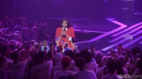 Duta dalam konser semalam menghampiri penonton membuat mereka langsung mengarahkan ponselnya. Foto: Noel/detikHOT