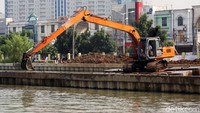 Pekerja menggunakan alat berat melakukan normalisasi Kalimalang di Bekasi Barat, Kota Bekasi, Jawa Barat, Sabtu (15/9/2018).