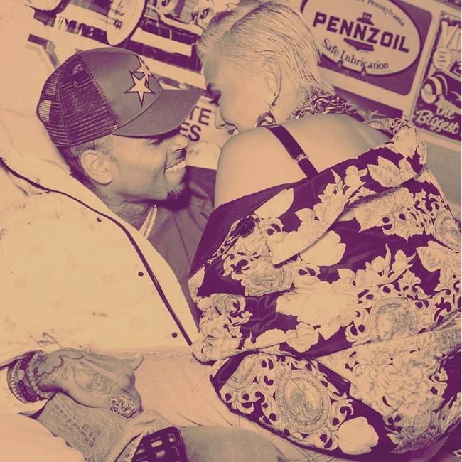 Pose mesra dengan Chris Brown, Agnez Mo memakai jaket dan sepatu dari Versace. Foto: Dok. Instagram @agnezmo