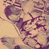 Pose mesra dengan Chris Brown, Agnez Mo memakai jaket dan sepatu dari Versace. Foto: Dok. Instagram @agnezmo