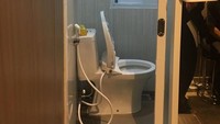 Di kamar mandi di kamar sel Setya Novanto pun tersedia kloset duduk. Bagus mana dengan kloset di rumah atau kos-kosanmu?