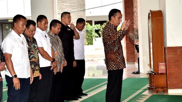 Jokowi mengimami salat
