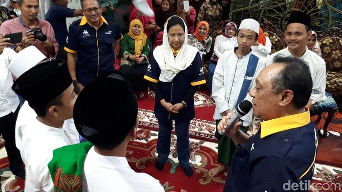 Rini Beri Hadiah Tabungan ke Puluhan Santri di Surabaya