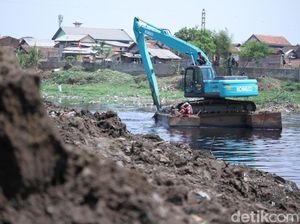 Alat Berat Keruk Sedimentasi di Sungai Citarum