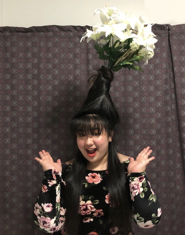 Wanita berikut menerapkan tren rambut pot bunga yang berbeda. Ia terlihat memutar rambut dan menambahkan bunga palsu yang lebih banyak. Foto: Twitter @rchllshr