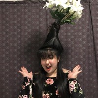 Wanita berikut menerapkan tren rambut pot bunga yang berbeda. Ia terlihat memutar rambut dan menambahkan bunga palsu yang lebih banyak. Foto: Twitter @rchllshr