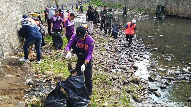 Warga Ciamis Keroyokan Angkut Sampah di Sungai