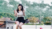 Lagi-lagi latar belakang hijau jadi tempat Sandra Olga berpose. Kali ini, ia tampil ceria saat main ayunan. Foto: dok instagram