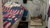 Kondisi di sel Novanto ini berbeda dengan sel lainnya di Lapas Sukamiskin. Sebuah foto memperlihatkan sel kecil berukuran sekitar 2x1,5 meter. Kamar sel itu tampak kusam. Di dalam hanya ada satu kasur busa lusuh, yang jaraknya sangat dekat dengan kloset jongkok. Lubang tempat buang hajat di sel itu tampak ditutup, kemungkinan untuk mengurangi bau. 