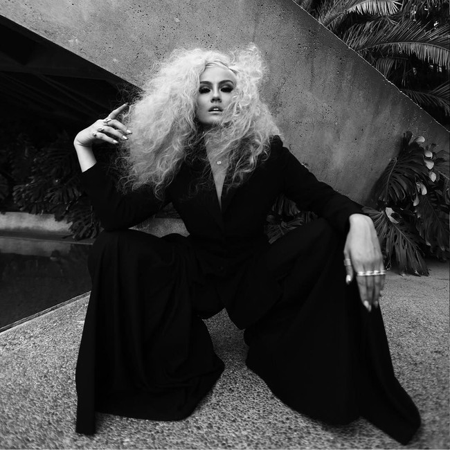 Memakai setelan blazer dan celana flare dengan pose yang berani, karakter Agnez Mo terlihat begitu kuat di sini. Foto: Dok. Instagram @agnezmo