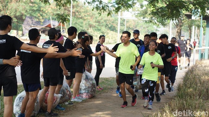 Sehat ala Anak Tangerang, Lari Happy Sambil Pungut Sampah