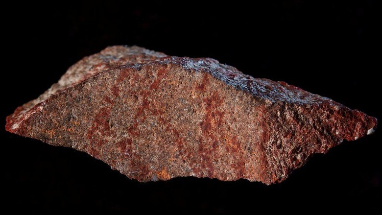 Lukisan Tertua Ditemukan pada Batu Kecil di Afrika Selatan Lukisan Tertua Ditemukan pada Batu Kecil di Afrika Selatan