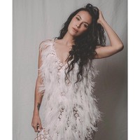 Mengenakan busana bulu berwarna putih, Sophia Latjuba disebut bagaikana bidadari di foto ini karena begitu cantik dan awet muda. Tentu penampilan Sophia yang selalu dibanjiri pujian ini didapatnya bukan tanpa usaha. Bintang film Danur 2 itu dikenal sebagai seorang vegetarian dan rutin yoga. Foto: Dok. Instagram @sophia_latjuba88