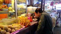 Tak hanya menyambangi tempat makan enak di luar negeri, ia bahkan kerap berkunjung ke tempat-tempat yang punya sajian enak di Jakarta. Salah satunya tempat makan di wilayah Glodok ini. Warung-warung di Pasar Petak Sembilan udah buka sejak jam 5 pagi. Banyak makanan, halal dan nggak halal. Semuanya enak, tulisnya.  Foto: Instagram jokoanwar