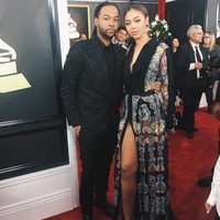 Kini dekat dengan Drake, ternyata Bella adalah fans berat Rihanna; mantan kekasih Drake. Bella bahkan tampil di fashion show Rihanna, Savage x Fenty dan memakai salah satu lingerie rancangannya di New York Fashion Week. Foto: Dok. Instagram @bellabharris