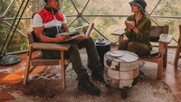 Masih dalam liburan romantis mereka di Afrika, ini tatapan Indra ketika menikmati teh hangat di sore hari bersama Nikita yang tersenyum manis. Foto: Instagram @indprw