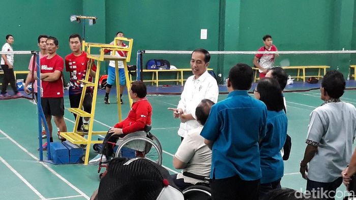 Atlet bulutangkis ke Asian Para Games 2018 saat ditengok Presiden Jokowi. (Bayu Ardi Isnanto/detikSport) Atlet bulutangkis ke Asian Para Games 2018 saat ditengok Presiden Jokowi. (Bayu Ardi Isnanto/detikSport)