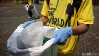 Relawan Indofood membersihkan sampah di Taman Mini Indonesia Indah, Jakarta, Sabtu (15/9/2018).