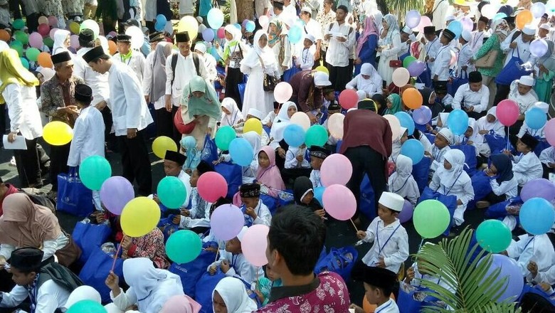 Bupati Anas Serahkan Beasiswa Rp 15 Miliar untuk Anak Yatim Bupati Anas Serahkan Beasiswa Rp 15 Miliar untuk Anak Yatim