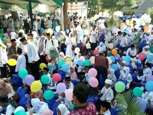 Bupati Anas Serahkan Beasiswa Rp 15 Miliar untuk Anak Yatim