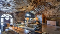 Pemiliknya, John Hay membeli gua tersebut seluas 240 acre dengan harga US$ 146.000 atau setara dengan RP 2.1 miliar (Rp 14.500). (istimewa/boredpanda)