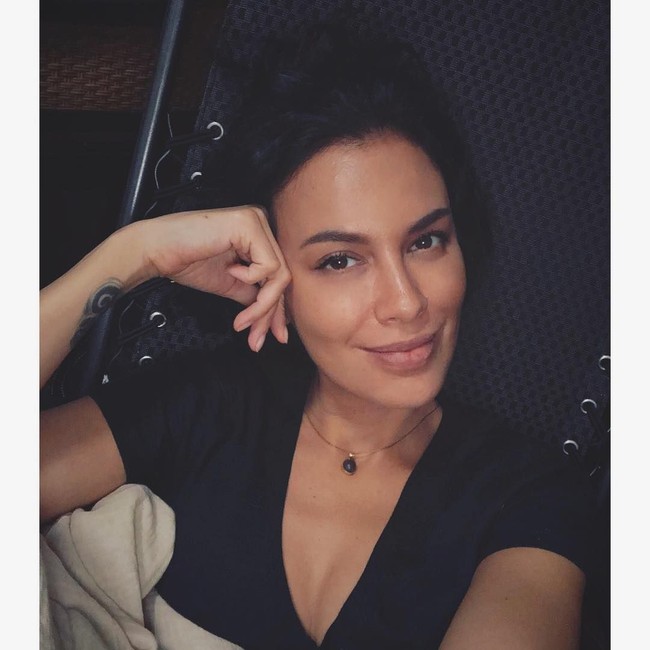 Berpose dengan wajah seperti tanpa makeup, Sophia Latjuba tetap terlihat cantik memesona. Bahkan bibirnya yang tampak terlihat kering di foto ini tidak memudarkan kecantikannya yang disebut-sebut netizen bagaikan pinang dibelah dua dengan putrinya, Eva Celia. Foto: Dok. Instagram @sophia_latjuba88