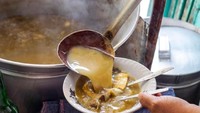 Soto Madura punya ciri khas dimasak dalam panci besar dengan pikulan khas Madura. Kuahnya sedikit kekuningan dengan rasa gurih mantap. Foto : Instagram @sasmitaedo