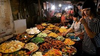 Di Luang Prabang, ada satu jalan sempit dekat pasar malam yang isinya makanan semua enak-enak dan murah. Think about Pasar Petak Sembilan on crack. Gila sih, tulisnya saat berada di Luang Prabang, Laos. Emang penggila makanan enak! Foto: Instagram jokoanwar