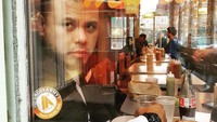 Sutradara film FOLKLORE: A Mothers Love (Wewe Gombel) dalam serial antologi horor milik HBO Asia ini sering berkunjung ke berbagai negara. Selama traveling, ia kerap memanjakan lidahnya. Foto: Instagram jokoanwar