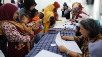 Tampak petugas kesehatan sedang memantau kondisi gizi beberapa balita. Jika tidak dicegah, stunting (pendek karena gizi buruk) bisa menurunkan kualitas hidup dan kecerdasan kognitif anak. Pool/Germas.