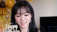 Wah ini momen saat Julie merayakan ulang tahunnya. Sebuah cake cantik berhias butter cream bentuk bunga siap jadi santapan manis.  Foto: instagram @julietaslim